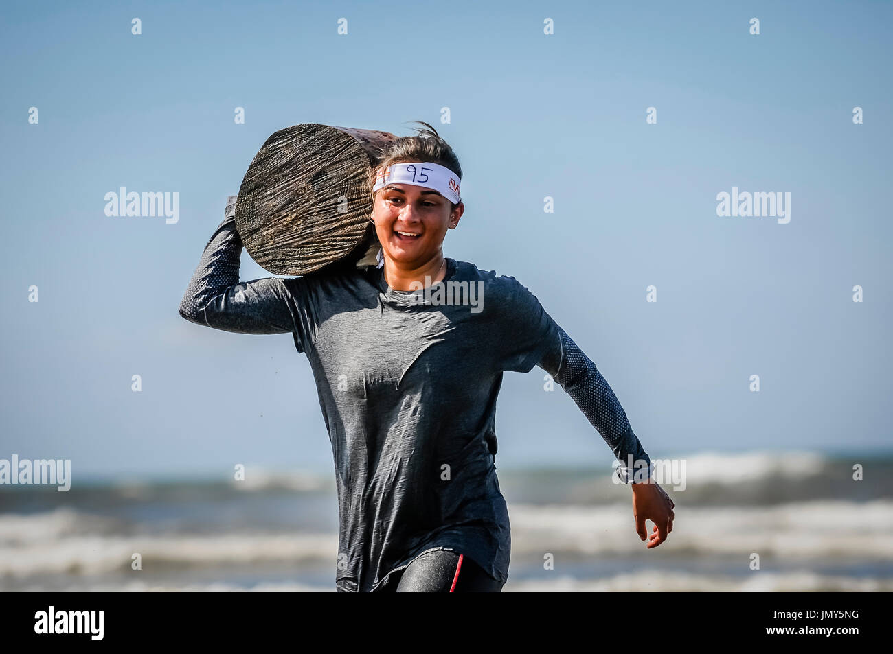 Protokoll führen ins Meer, ungewöhnliche Hindernis über Hindernis-Parcours Rennen. Stockfoto