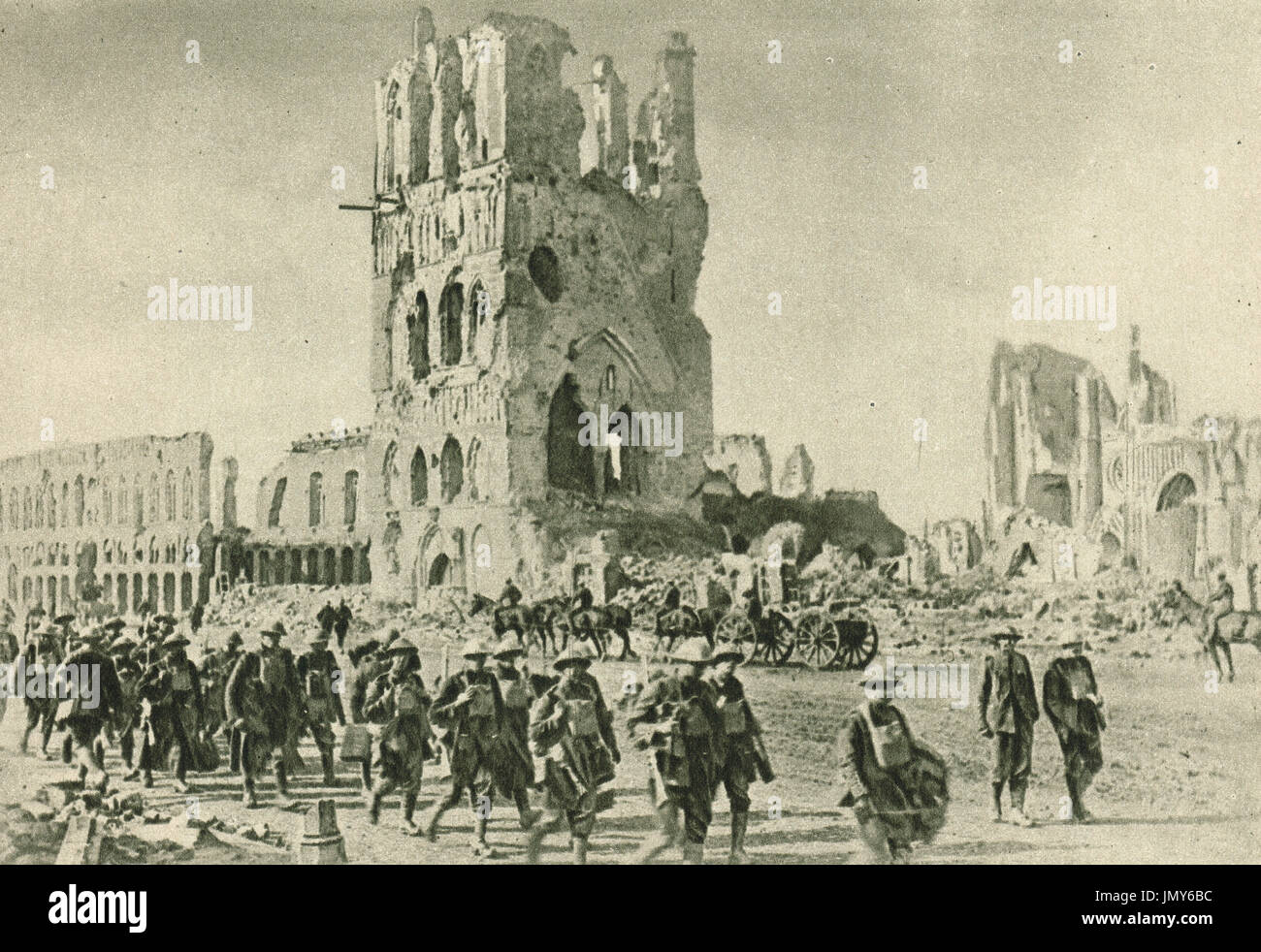 Historischen Ypern Tuchhallen in Schutt und Asche, 1918 Stockfoto