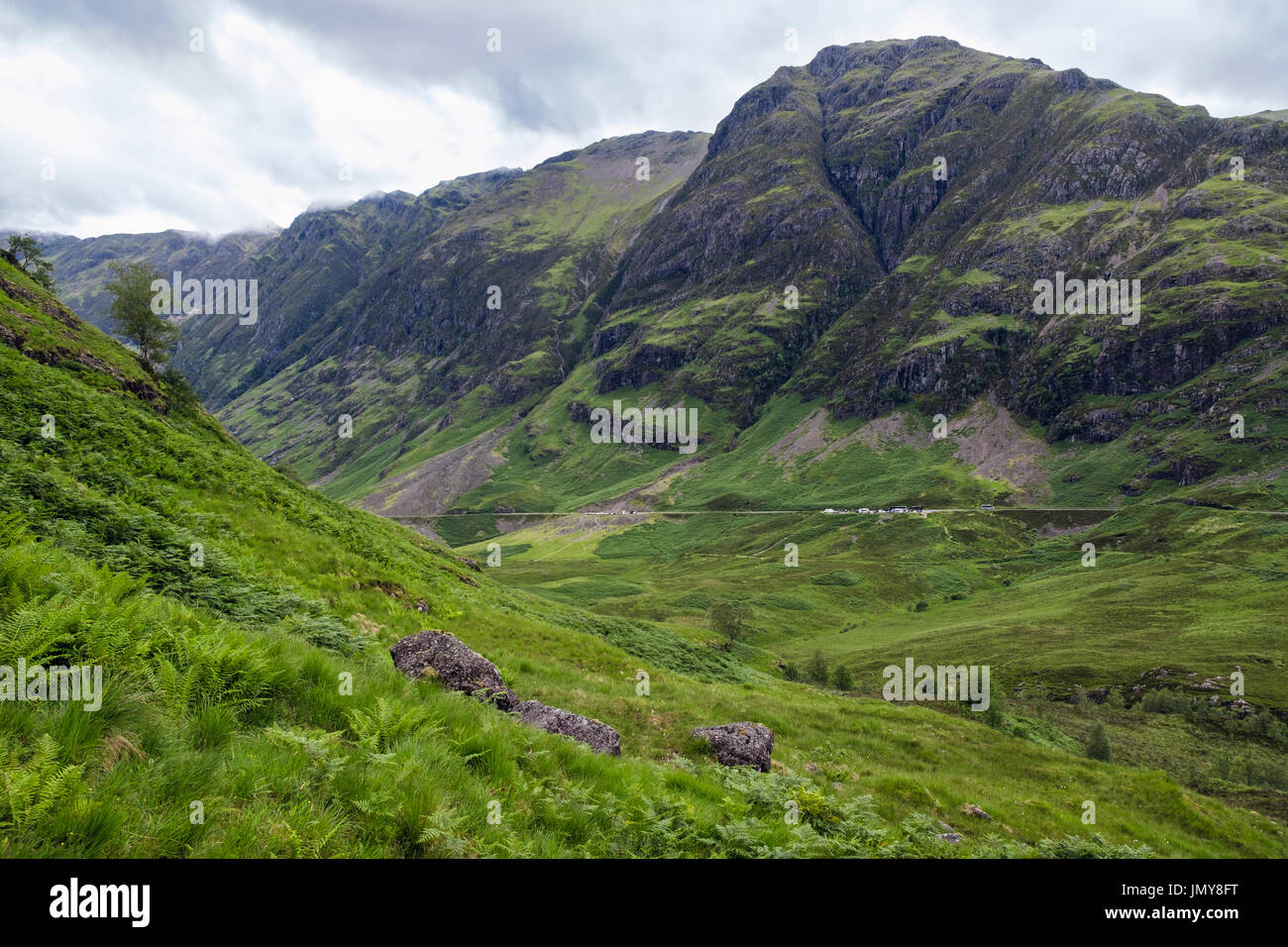 Blick vom Hidden oder verlorene Tal (Coire Gabhail) nach Glen Coe-Pass Am Bodach und Aonach Eagach Ridge in niedrigen Wolken. Glencoe Lachabar Highland, Schottland, Vereinigtes Königreich Stockfoto