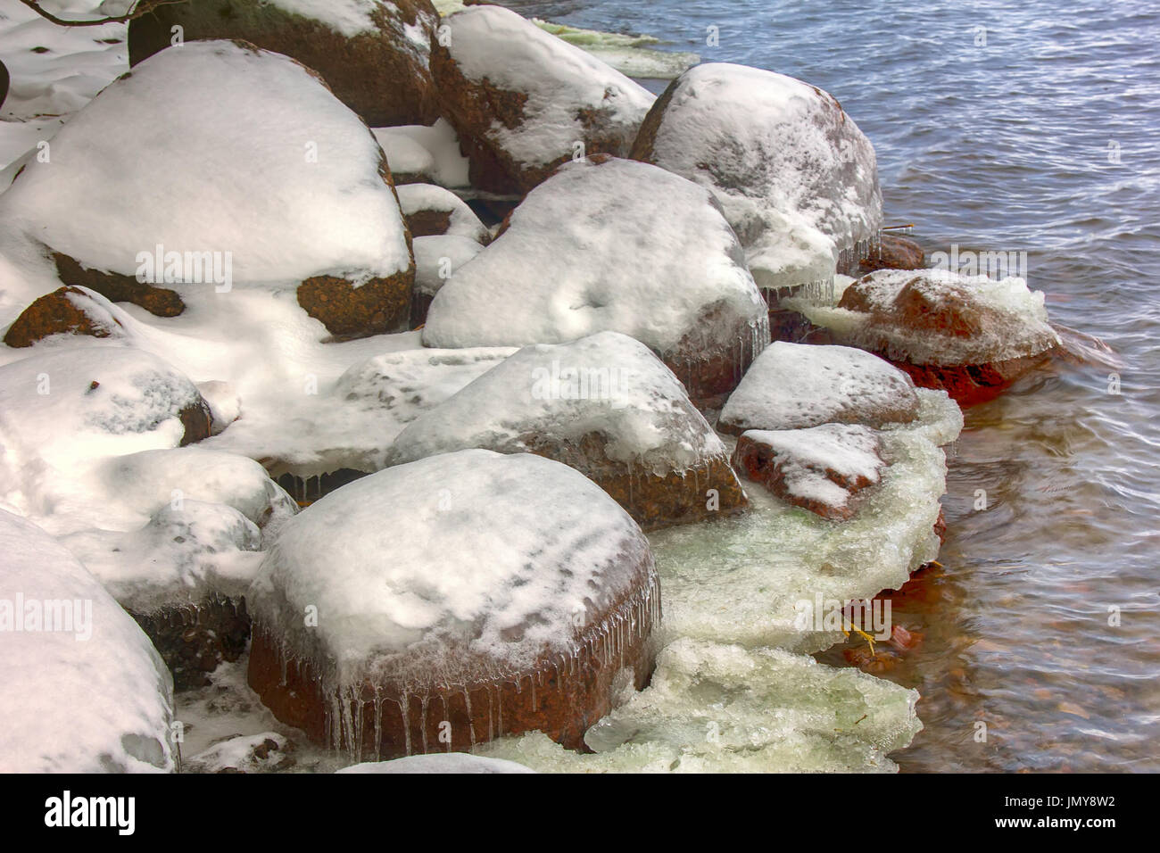 Küste Meer im Winter eingefroren. Wasser und Eis in der kalten Jahreszeit, wenn die Jahreszeiten wechseln Stockfoto