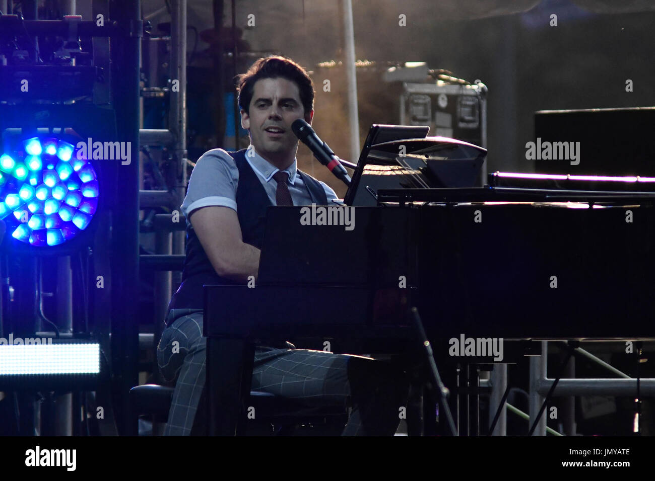 Mandy Gonzales und Luis Figueroa führt beim WaWa Welcome Amerika Independence Day Konzert am Benjamin Franklin Parkway, in Philadelphia, PA, Stockfoto