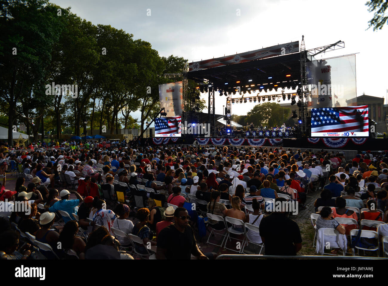 Mandy Gonzales und Luis Figueroa führt beim WaWa Welcome Amerika Independence Day Konzert am Benjamin Franklin Parkway, in Philadelphia, PA, Stockfoto