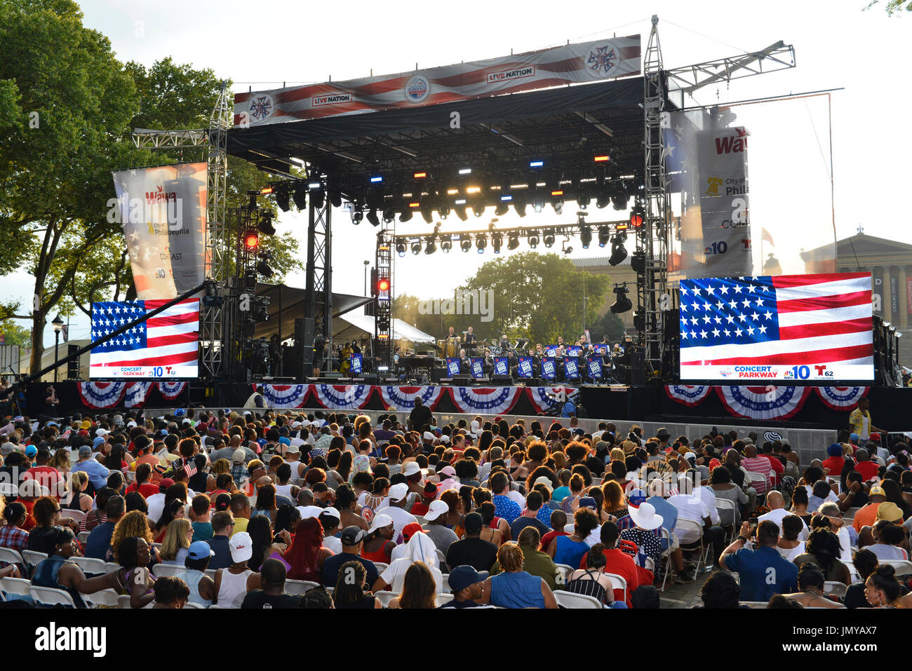Mandy Gonzales und Luis Figueroa führt beim WaWa Welcome Amerika Independence Day Konzert am Benjamin Franklin Parkway, in Philadelphia, PA, Stockfoto