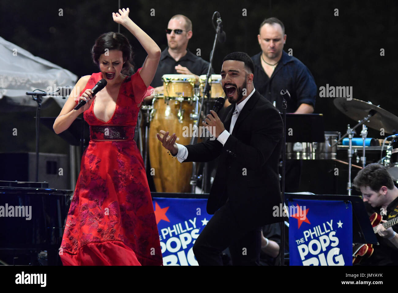 Mandy Gonzales und Luis Figueroa führt beim WaWa Welcome Amerika Independence Day Konzert am Benjamin Franklin Parkway, in Philadelphia, PA, Stockfoto