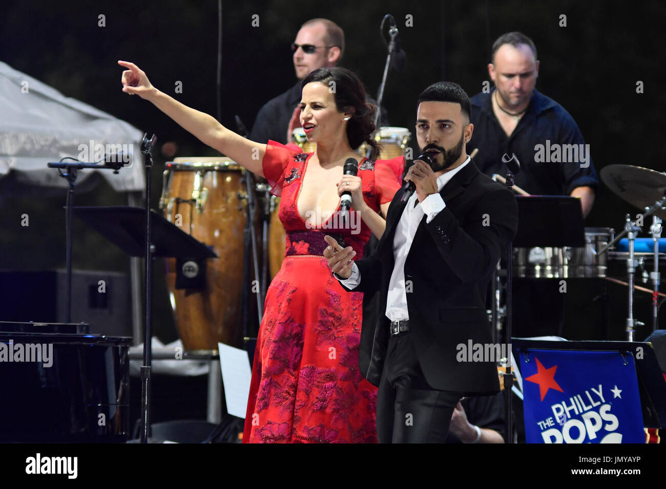 Mandy Gonzales und Luis Figueroa führt beim WaWa Welcome Amerika Independence Day Konzert am Benjamin Franklin Parkway, in Philadelphia, PA, Stockfoto