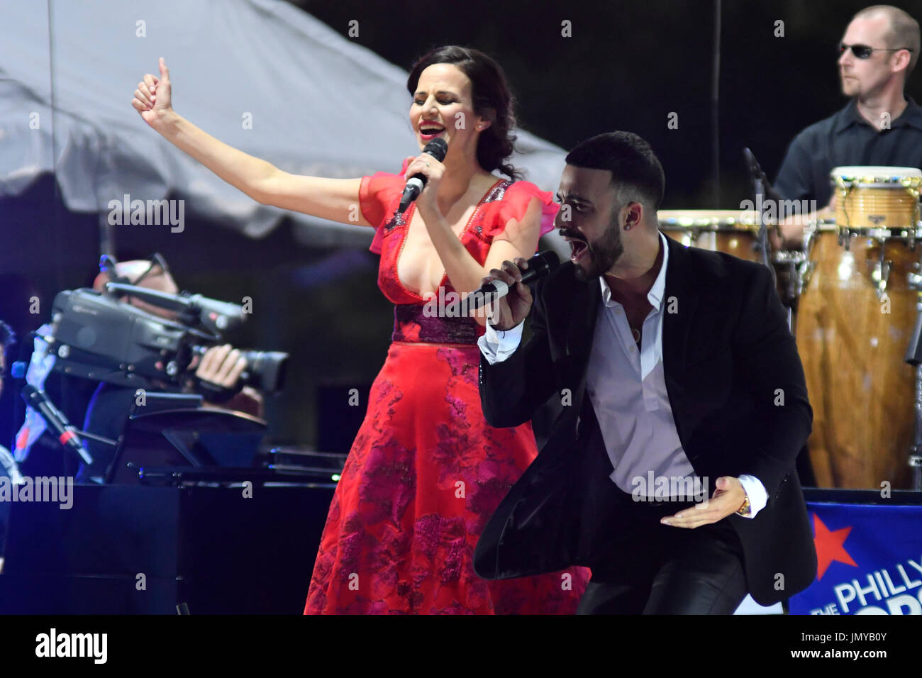 Mandy Gonzales und Luis Figueroa führt beim WaWa Welcome Amerika Independence Day Konzert am Benjamin Franklin Parkway, in Philadelphia, PA, Stockfoto