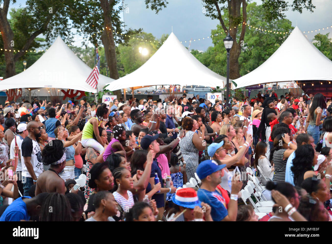 Die Menge erhebt sich an den Füßen beim WaWa Welcome Amerika Independence Day Konzert am Benjamin Franklin Parkway, in Philadelphia, PA, auf Juli 4 t Stockfoto