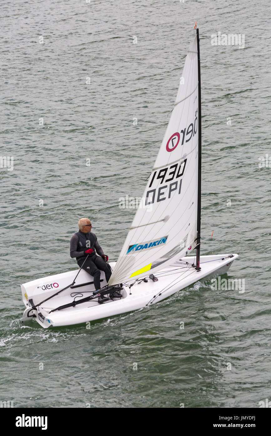 Aero 7 RS-Jolle Segeln im Solent zwischen Lymington und Yarmouth, Isle Of Wight, Hampshire, UK im Juli Stockfoto