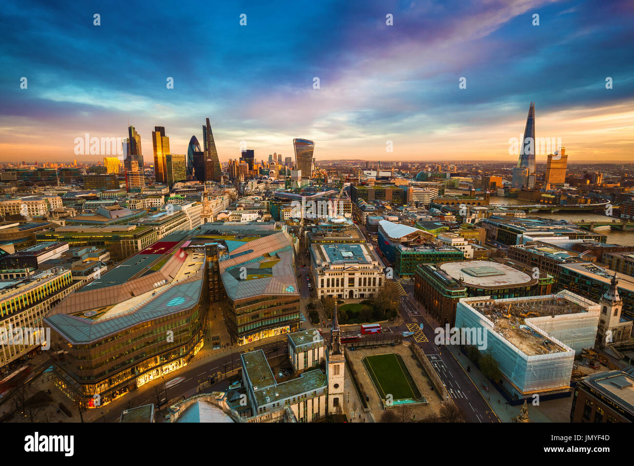 London, England - Panorama Kyline Blick auf das berühmte financial Bank Viertel von London zur goldenen Stunde. Diese Ansicht enthält berühmten Wolkenkratzer, Büro Stockfoto