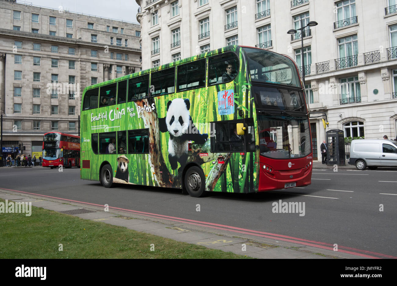 London Bus überträgt Werbung für China mit Bildern von Pandas auf die Seite geht Marble Arch Stockfoto