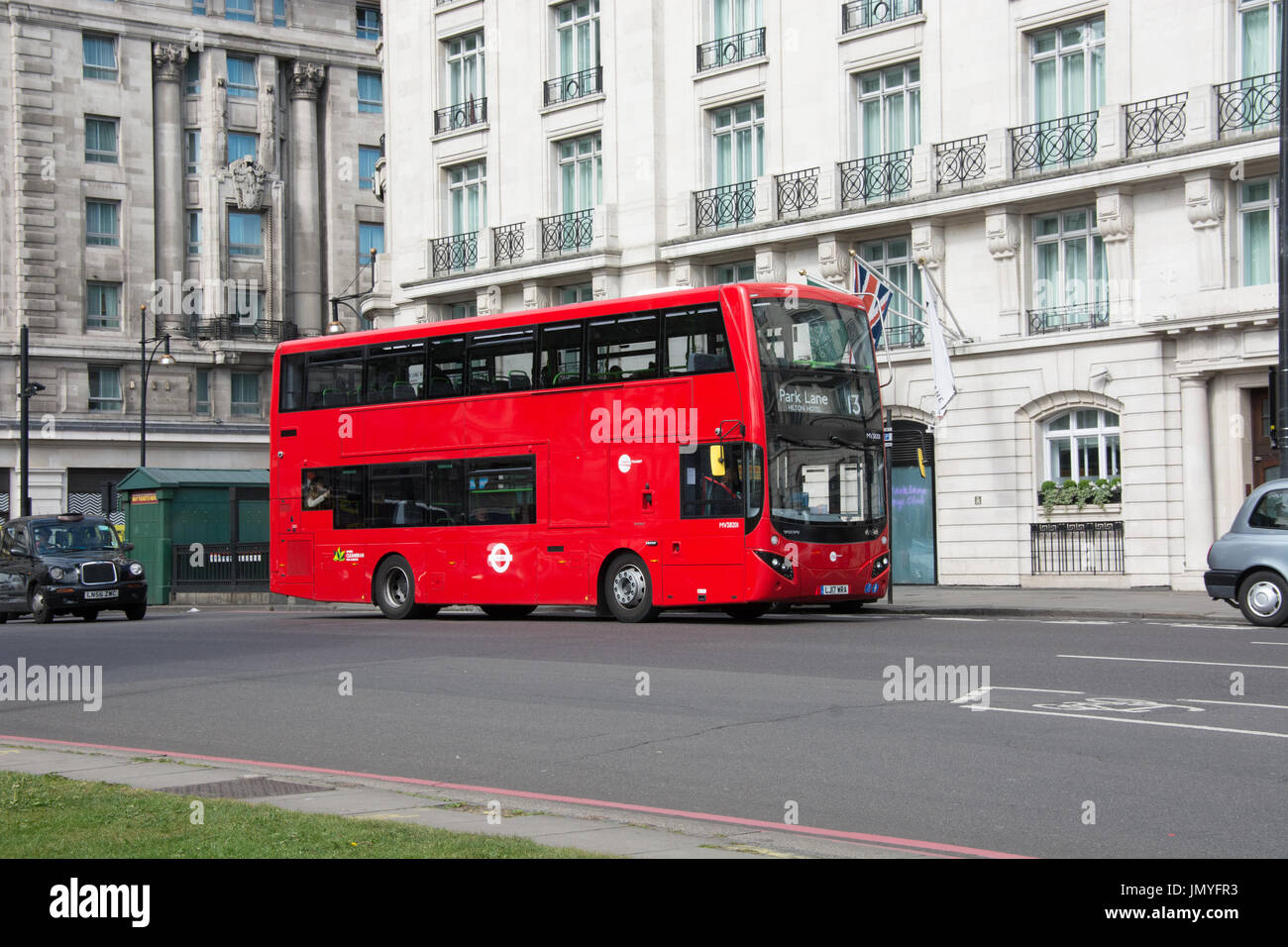 Eine 2017 erbaute Volvo B5LH mit MCV EvoSeti Double Deck Körper Arbeit geht Marble Arch und ist etwa in die Park Lane in London Bus Route 13. Stockfoto