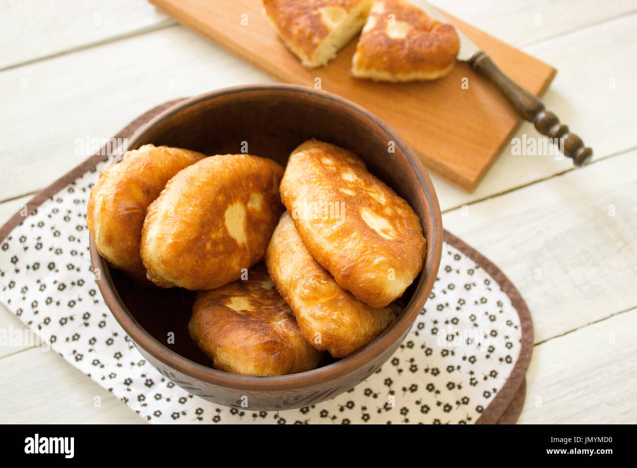 Traditionelle Hausgemachte Gebratene Pastetchen Oder Torten In Einer Keramikschale Fried Russische Pasteten Von Hefeteig Im Rustikalen Stil Stockfotografie Alamy