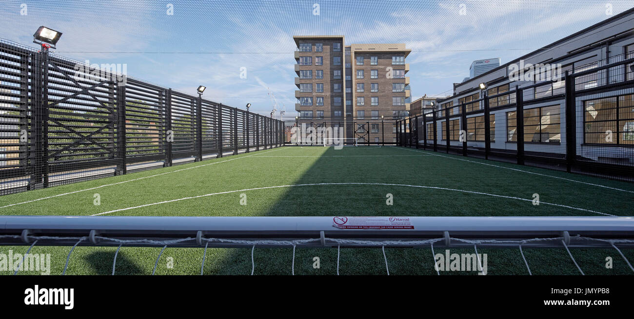 Kunstrasen-Fußballplatz. Pappel Bäder Leisure Centre, London, Vereinigtes Königreich. Architekt: Pringle Richards Sharratt Ltd, 2016. Stockfoto