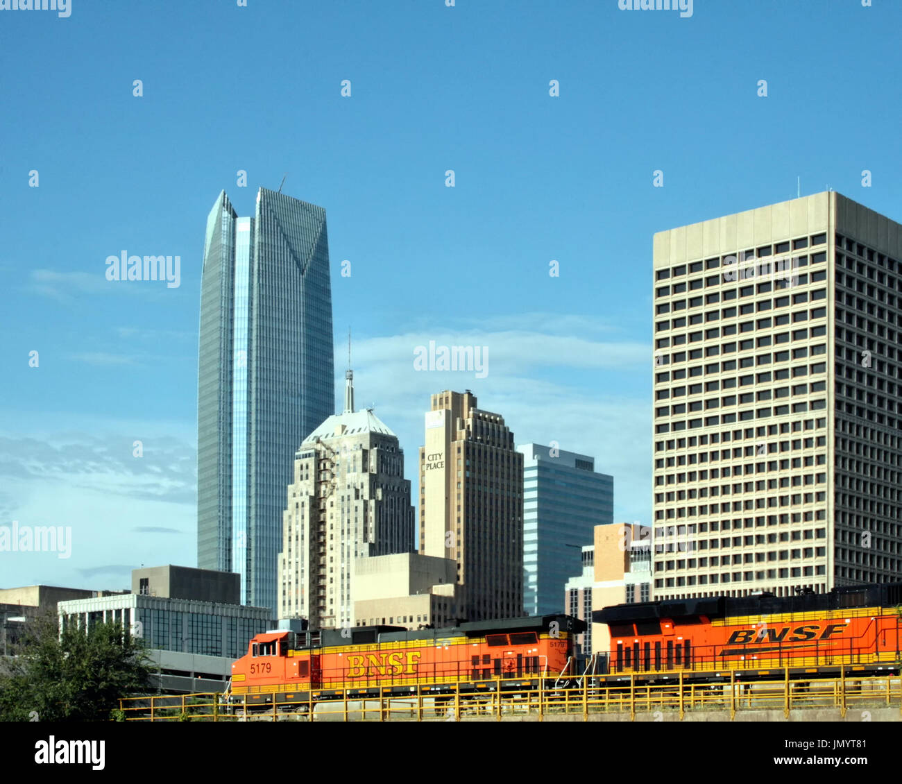 Die Skyline der Oklahoma City Innenstadt mit Devon Tower und orange BNSF trainieren Motoren. Stockfoto