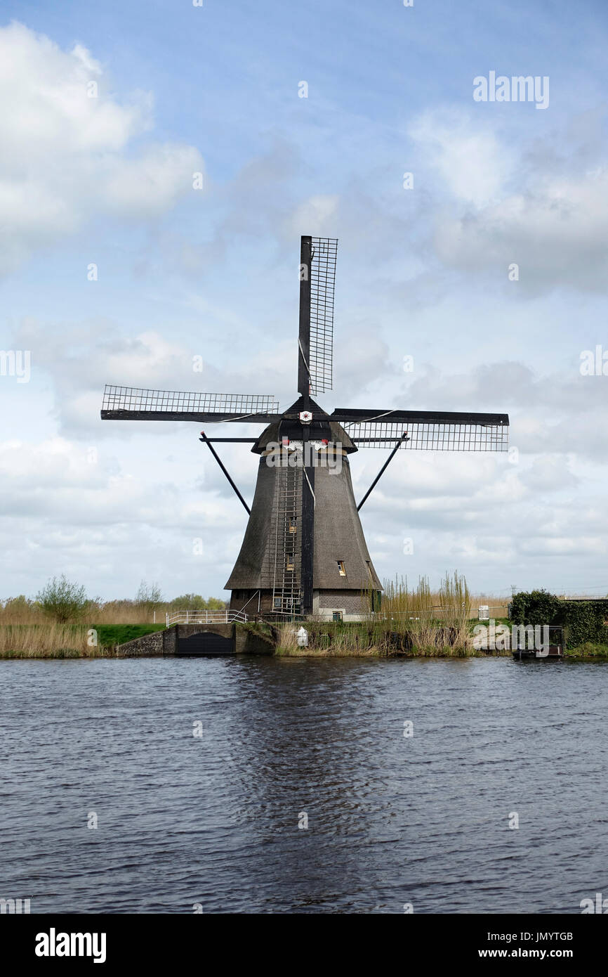 Holländische Windmühle in den Nachmittag bauen und neben Polder Wasser in Kinderdijk Südholland verwendet, um Wasser ablaufen durch Windkraft und k Stockfoto