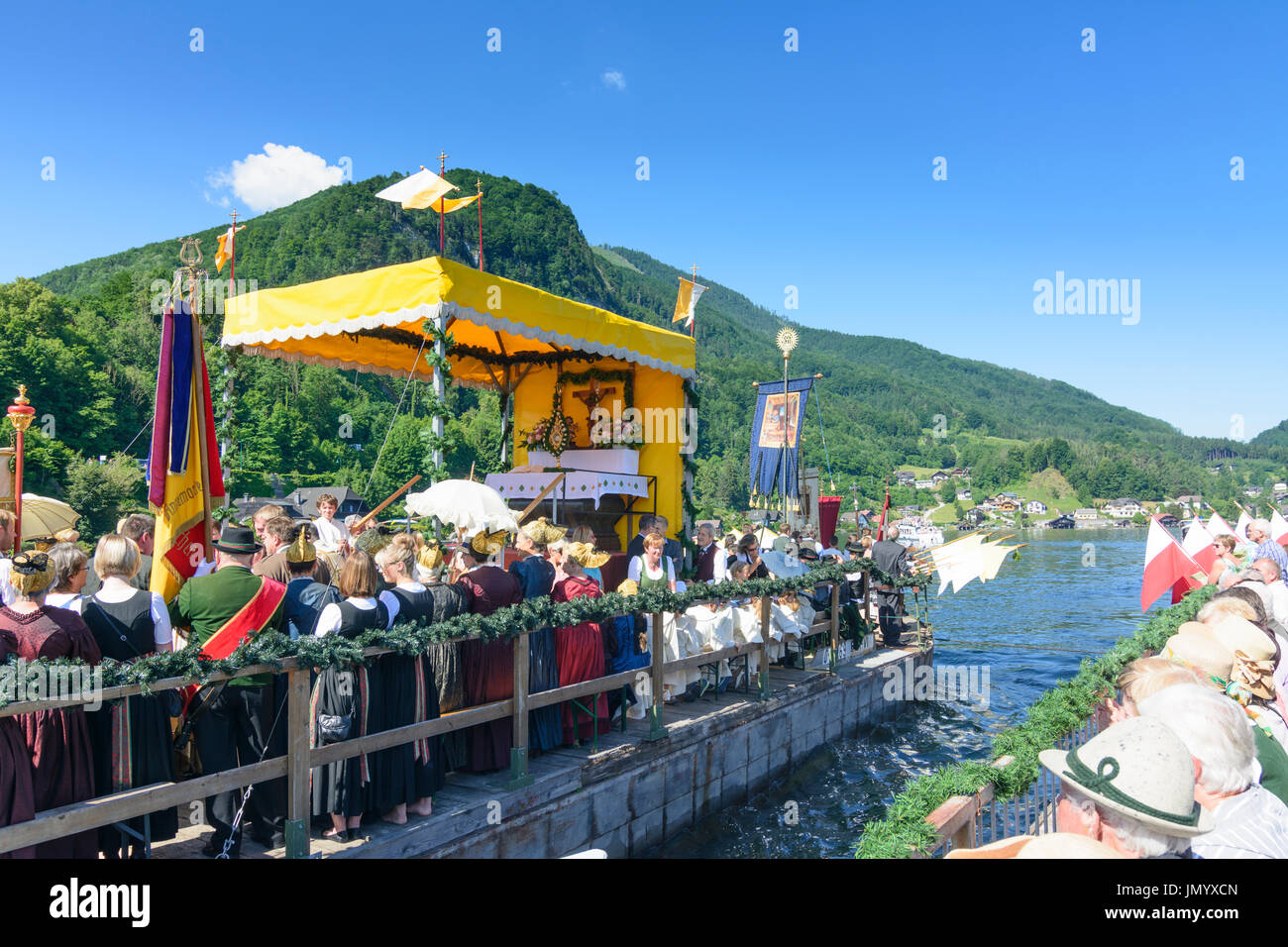 Maritime Prozession am See Traunsee an Fronleichnam, Schiff, Frau Frauen mit Goldhaube Goldhauben (golden Cap Caps) Kirche Fahnen, Traunkirc Stockfoto