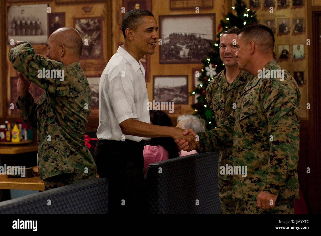 US-Präsident Barack Obama begrüßt Marines in Anderson Hall in der Marine Corps Base Hawaii auf Samstag, 25. Dezember 2010 in Kaneohe, Hawaii.  Obama kam am 22. Dezember in seiner Heimat Hawaii für einen Low-Key Urlaub mit seiner Familie durch den Winterurlaub. . Bildnachweis: Kent Nishimura / Pool über CNP Stockfoto