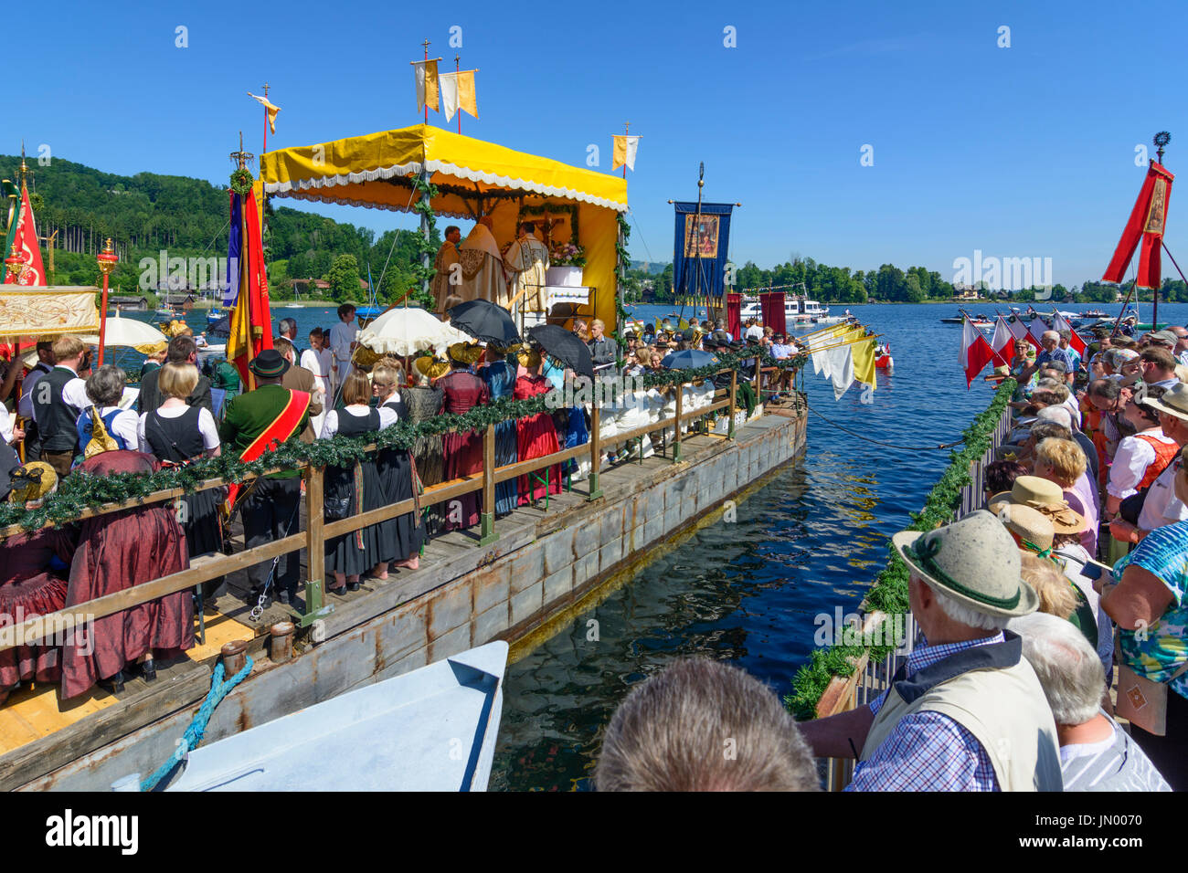 Maritime Prozession am See Traunsee an Fronleichnam, Schiff, Frau Frauen mit Goldhaube Goldhauben (golden Cap Caps) Kirche Fahnen, Traunkirc Stockfoto