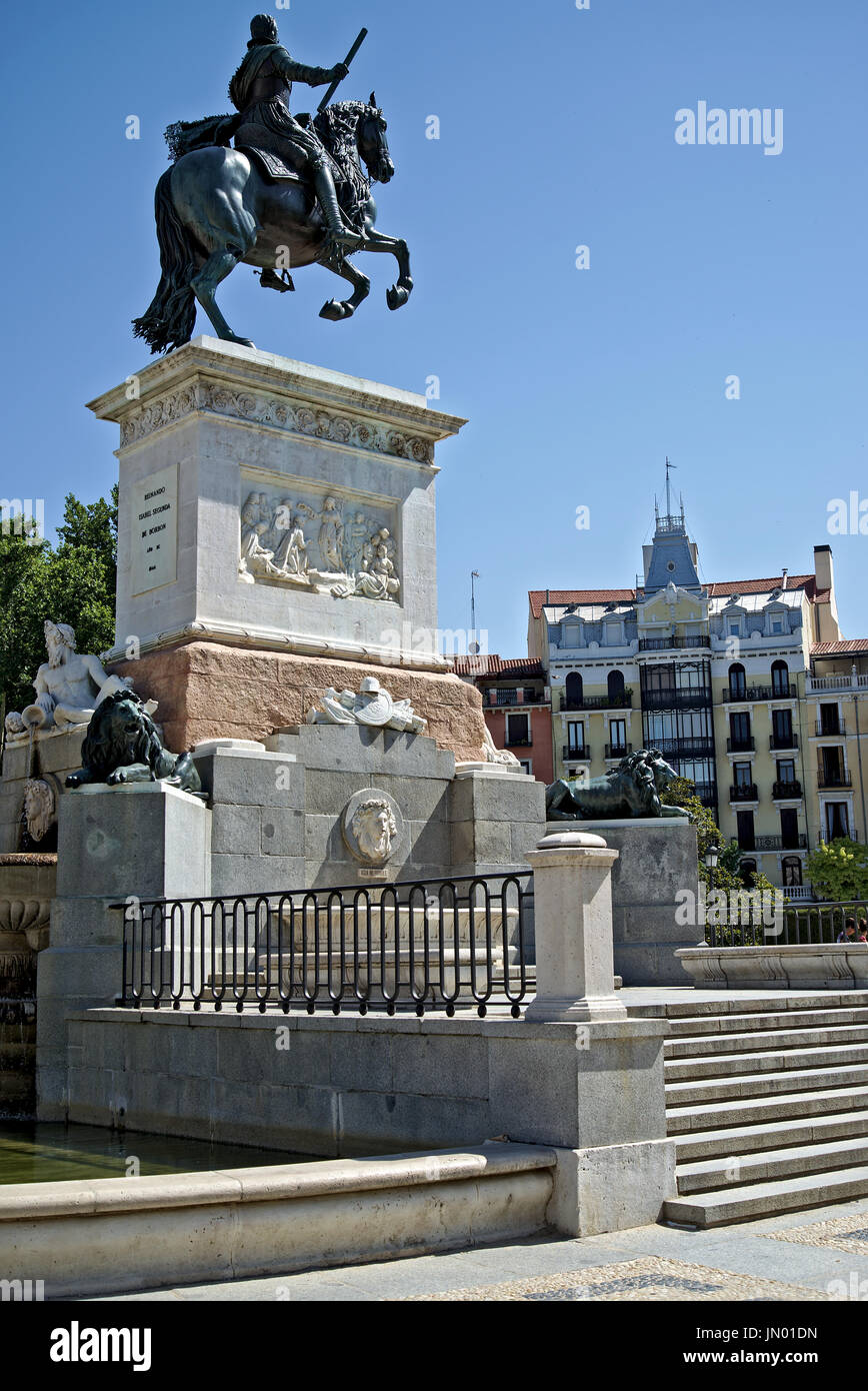 Seitliche hintere Ansicht der bronzene Reiterstatue von Felipe IV gewidmet, vor "Palacio Real" (Royal Palace) in Madrid, Spanien. Stockfoto