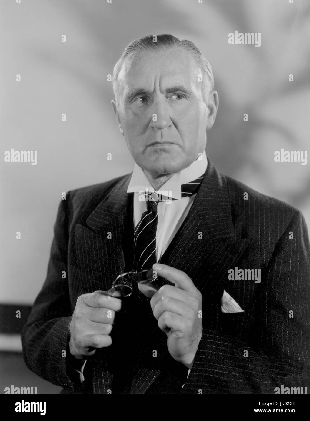 Donald Crisp, Werbung Portrait für das erste nationale Bild Film, "Geliebte Brat", 1938 Stockfoto