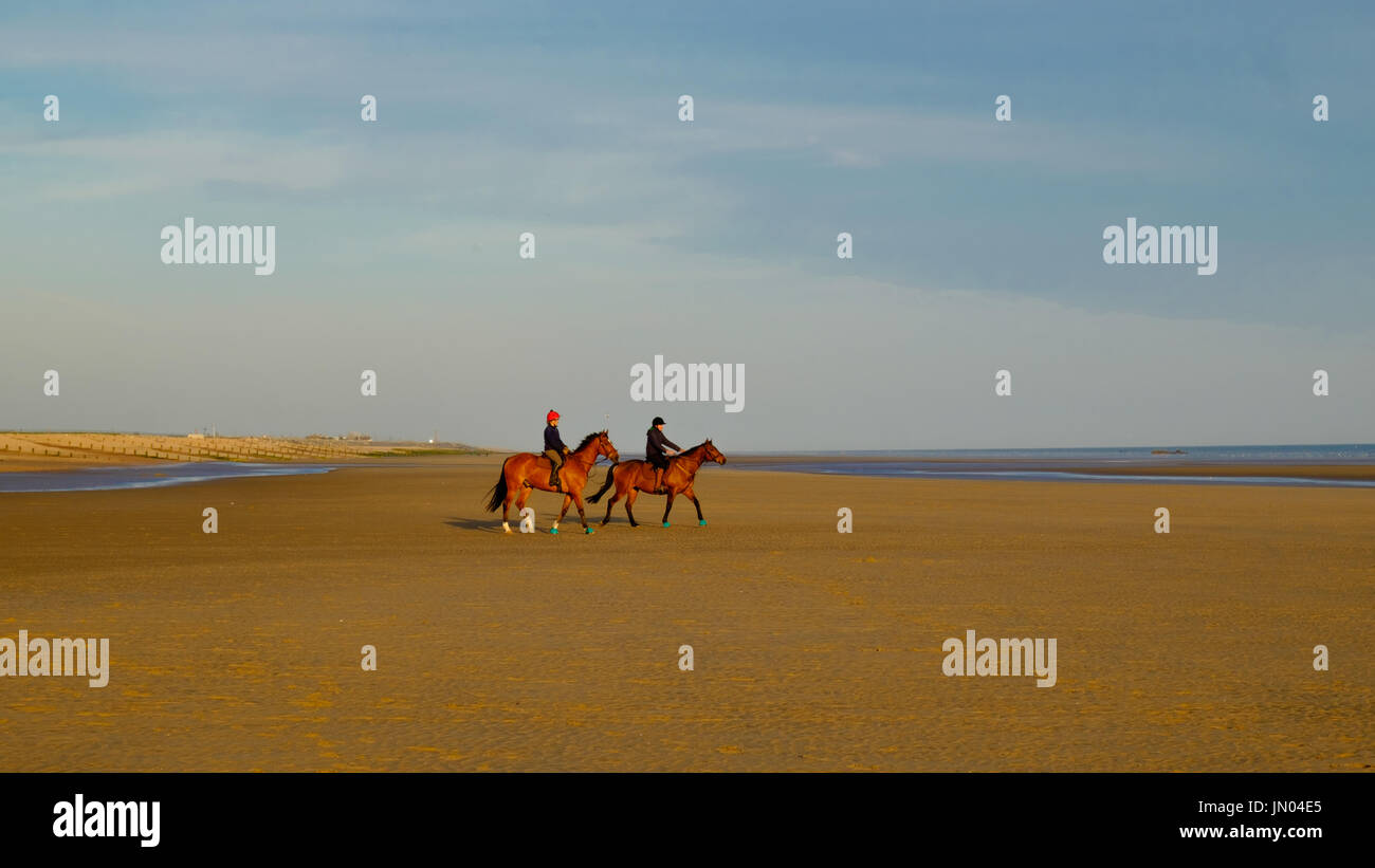 Reiten am Strand von Camber Sands bei Ebbe, East Sussex, England Stockfoto