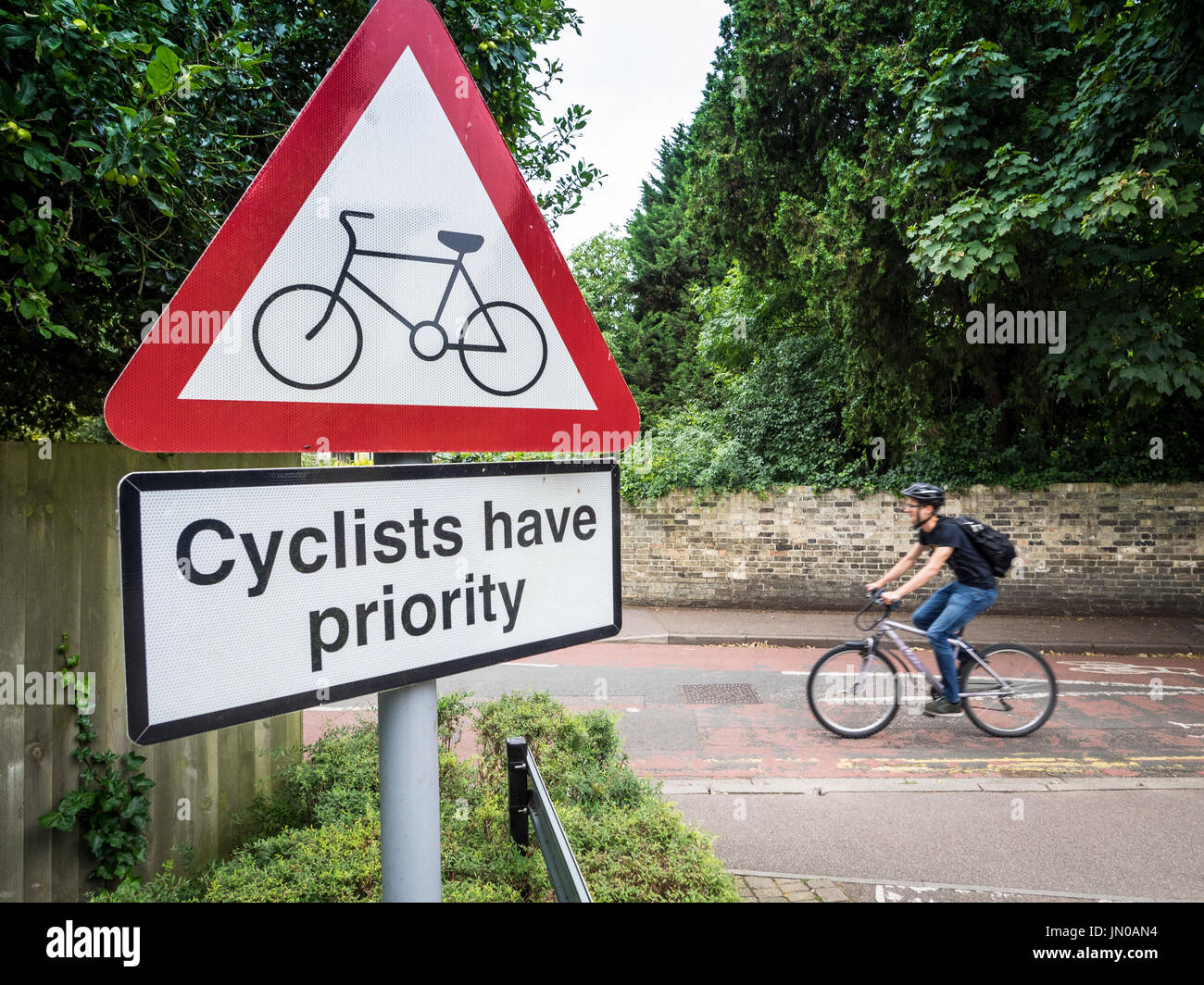 Radfahrer haben Priorität - sicheres Radfahren - Schild, Autos Vorfahrt für Radfahrer auf einer belebten Radweg in zentralen Cambridge UK Stockfoto