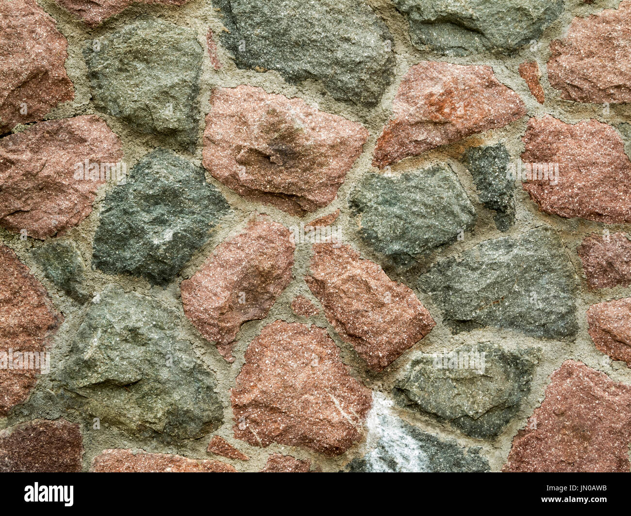 Full-Frame-Ansicht der Feld-Stein gemauerte Wand mit Zement Gelenke. Stockfoto