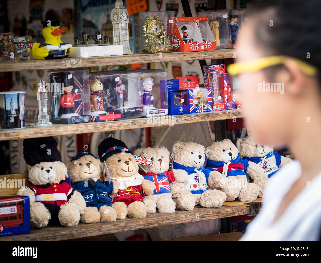 Cambridge Tourismus - Touristische Souvenirs in Cambridge im US-Markt. Ein Tourist sieht typisch britischen Souvenirs und Geschenke für Verkauf in Cambridge, Großbritannien. Stockfoto