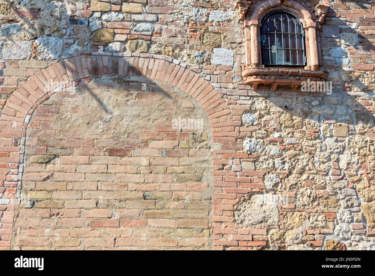 Fragment der alten Ziegelwand mit Fenster (architektonischen Hintergrund). Stockfoto
