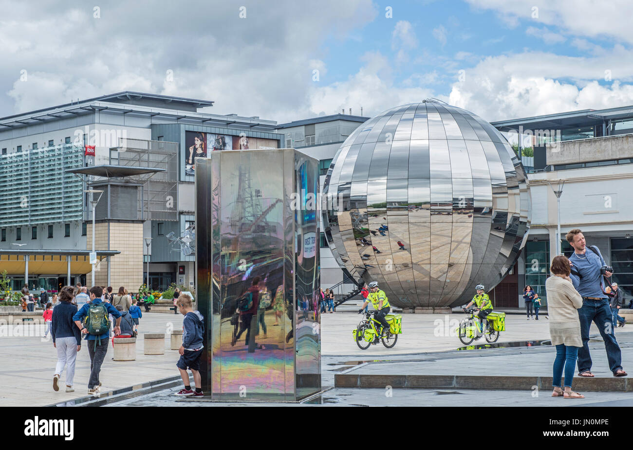 Bristol Science Centre und Menschen, westlich von England Stockfoto