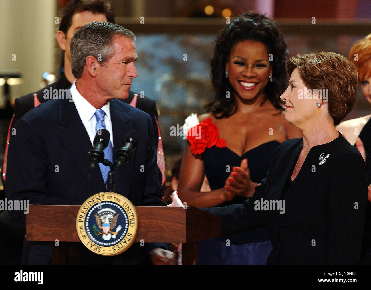USPräsident W. Bush und First Lady Laura Bush tauschen