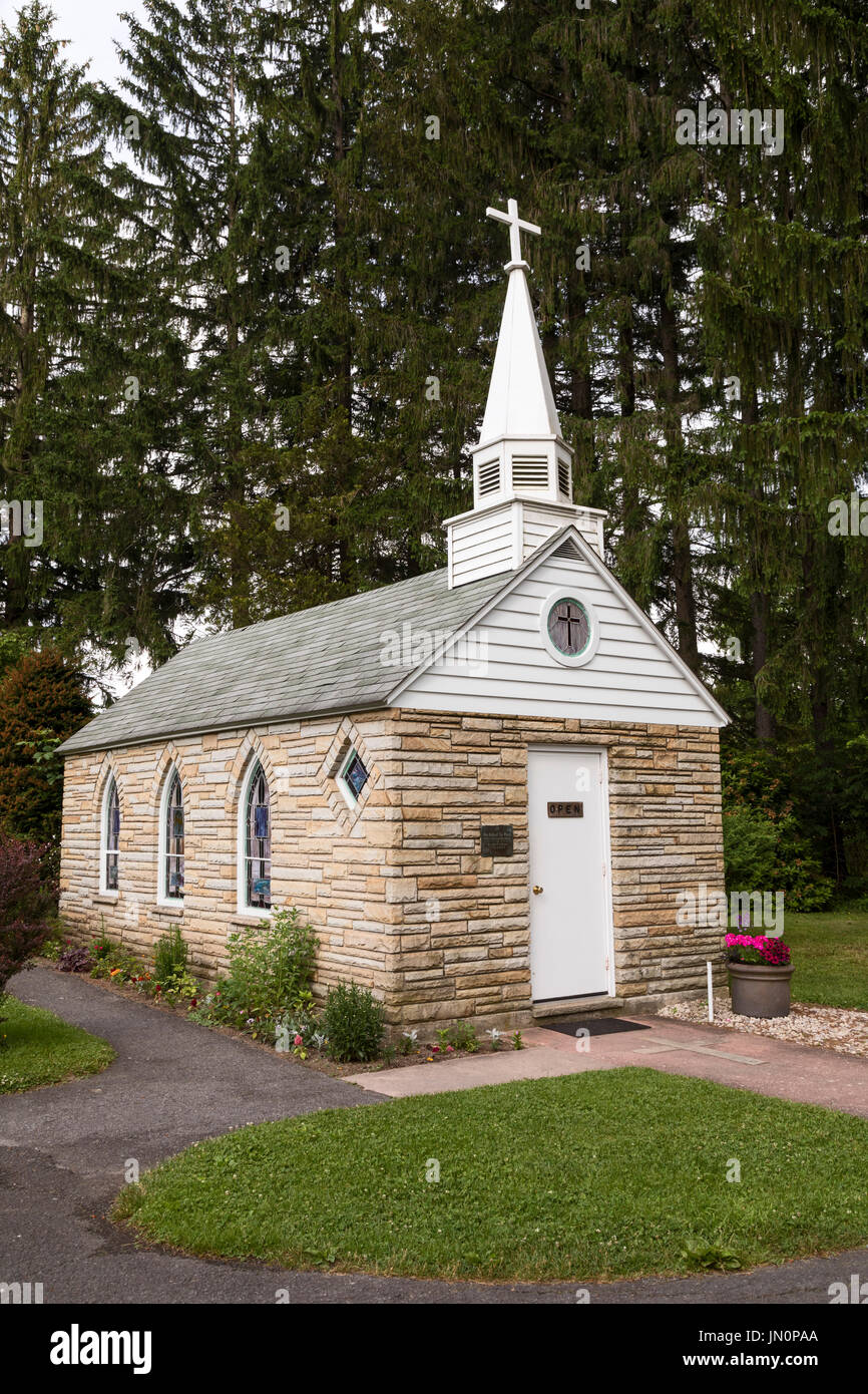 Silver Lake, West Virginia - Our Lady of Pines Catholic Church, soll die kleinste Kirche in den kontinentalen 48 Staaten sein. Stockfoto