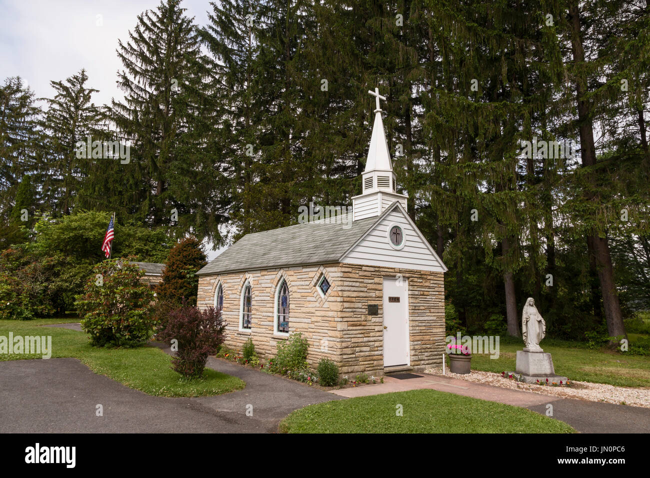 Silver Lake, West Virginia - Our Lady of Pines Catholic Church, soll die kleinste Kirche in den kontinentalen 48 Staaten sein. Stockfoto