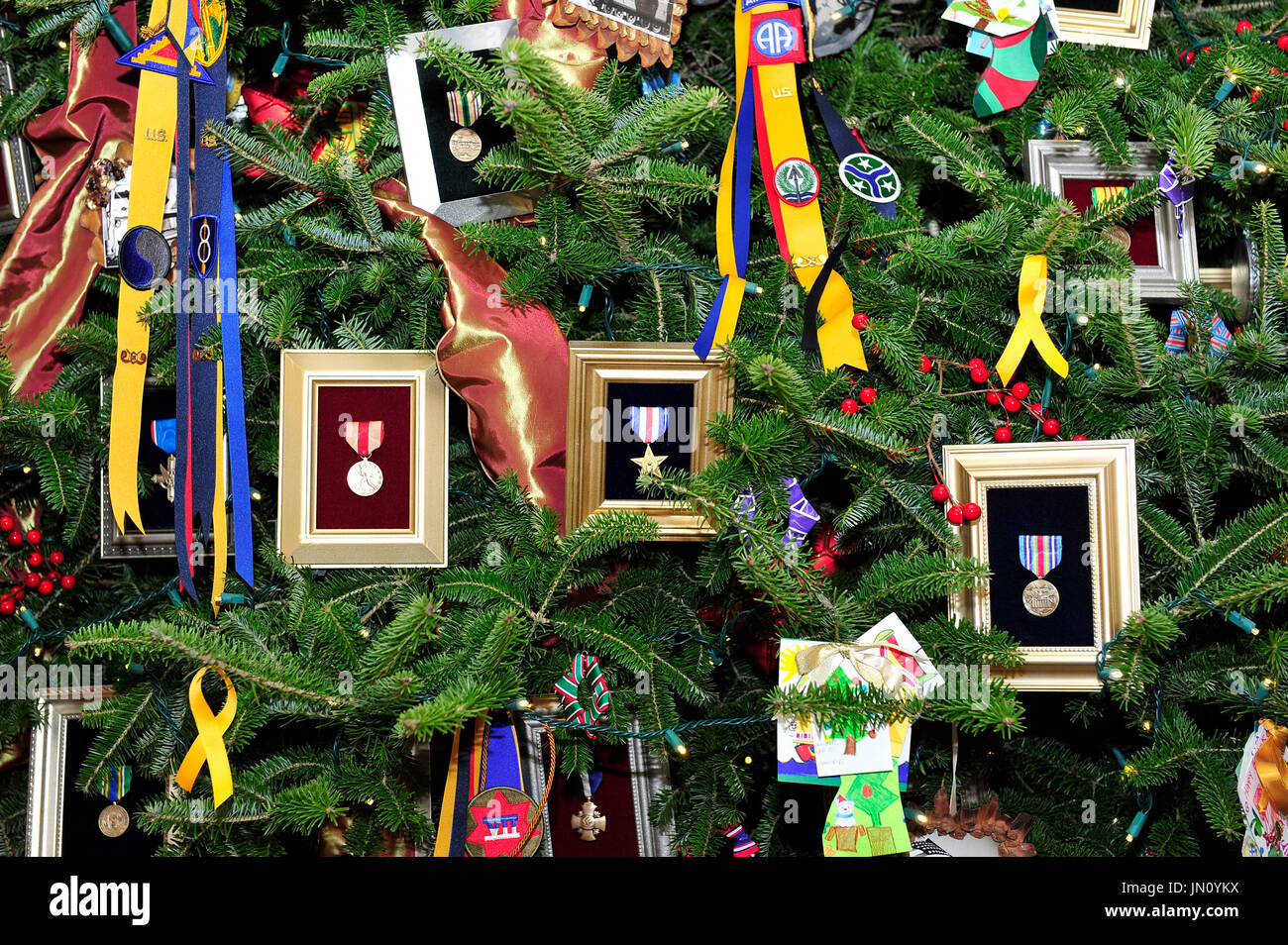 Der offizielle weiße Haus Weihnachtsbaum erscheint im Blue Room des weißen Hauses in Washington, DC. Die Baum-Features Urlaub Karten von militärischen Kinder geschaffen. Medaillen, Abzeichen und Patches von alle militärischen Zweige werden auf Ornamente angezeigt. Das Thema für das Weiße Haus Weihnachten 2011 ist Glanz, geben, teilen - unzählige Möglichkeiten, wie, die wir Mitmenschen heben können, setzen unser Bestes, die selbst nach vorne in den Geist der Saison, feiern, verbringen Zeit mit Freunden und Familie feiern die Freude des Gebens zu anderen und alle unsere Segnungen teilhaben. Das Thema entspricht den Urlaub dÃco Stockfoto