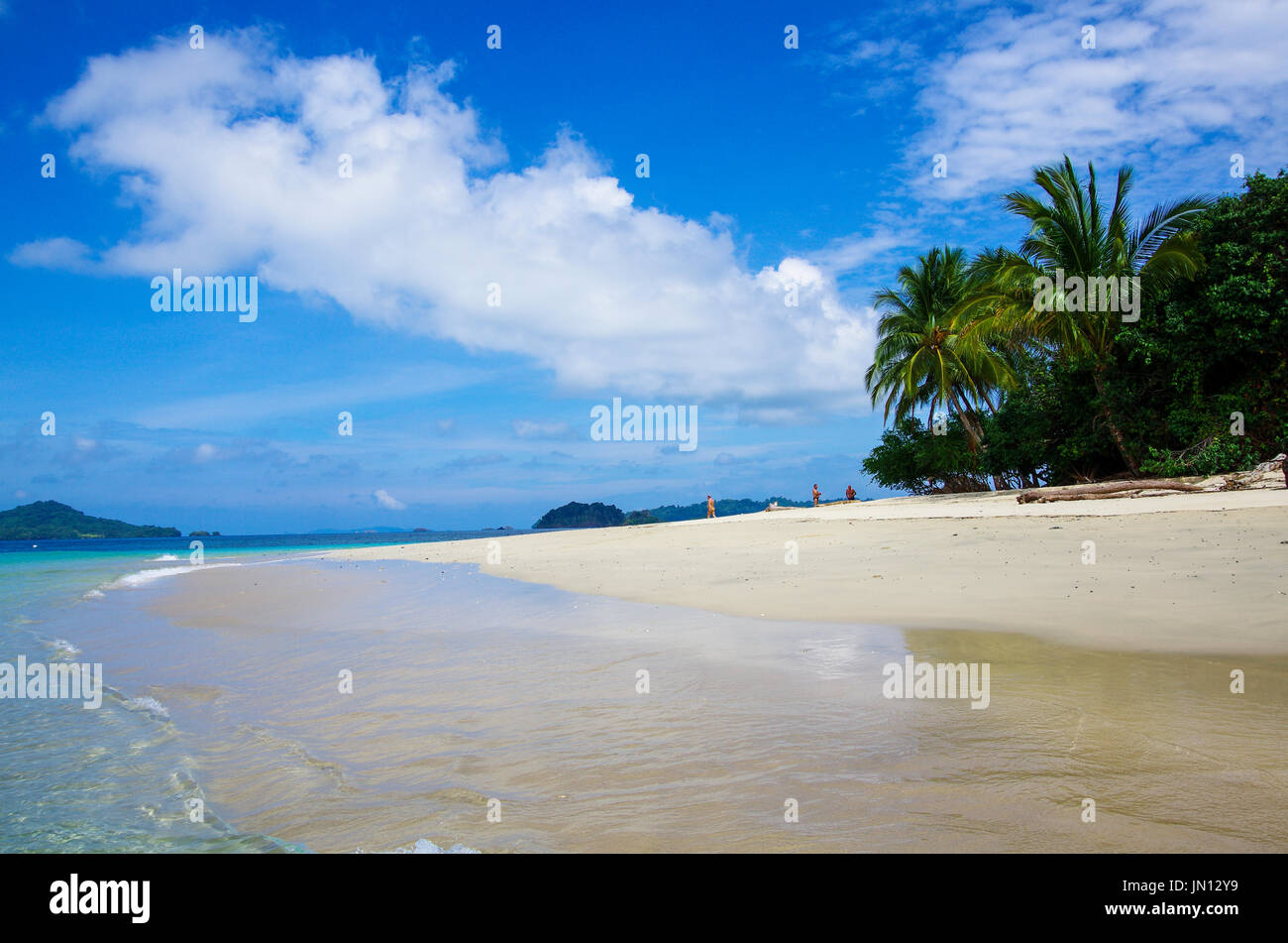 Schöne Strand-Szene mit kristallklarem Wasser auf der Insel Isla Granito de Oro fordert Coiba national Naturpark in Panama Stockfoto