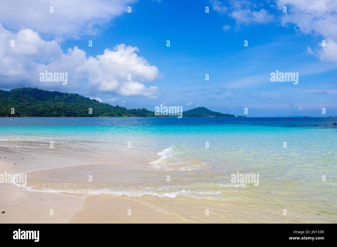 Schöne Strand-Szene mit kristallklarem Wasser auf der Insel Isla Granito de Oro fordert Coiba national Naturpark in Panama Stockfoto