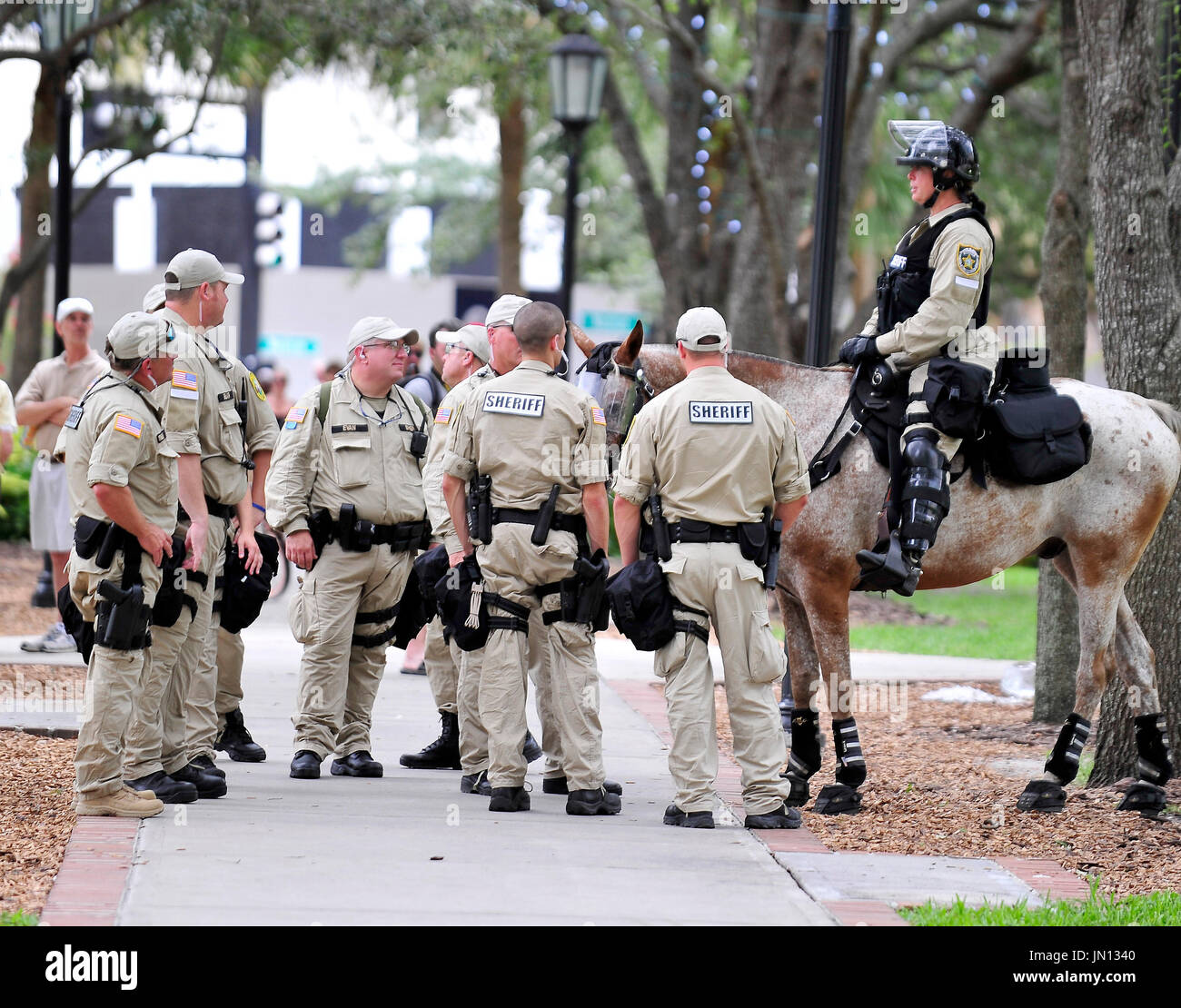 State Troopers patrouillieren Park wo Proteste in der Nähe der 2012 Republican National Convention in Tampa Bay, Florida am Samstag, 25 August, 2012..Credit dürfen: Ron Sachs / CNP. (Einschränkung: keine New York oder New Jersey Zeitungen oder Zeitungen im Umkreis 75 Meilen von New York City) Stockfoto