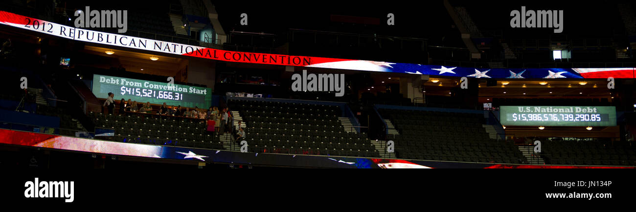 Twin 'Schulden Uhren"Republican National Convention 2012 in Tampa Bay, Florida am Montag, 27. August 2012.  . Bildnachweis: Ron Sachs / CNP. (Einschränkung: keine New York oder New Jersey Zeitungen oder Zeitungen im Umkreis 75 Meilen von New York City) Stockfoto