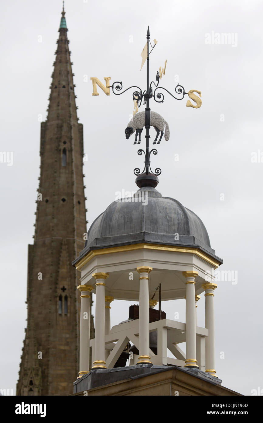 Halifax, Großbritannien. 28th. Juli 2017. Die renovierte Wetterfahne des Stückes Hall, und Turm der Square Chapel, in Halifax, England. Das denkmalgeschützte Gebäude wurde zwei Jahre lang restauriert und kostet £19 Millionen Euro. Es wird am Yorkshire Day (1. August) 2017 wieder für die Öffentlichkeit zugänglich sein. Stockfoto