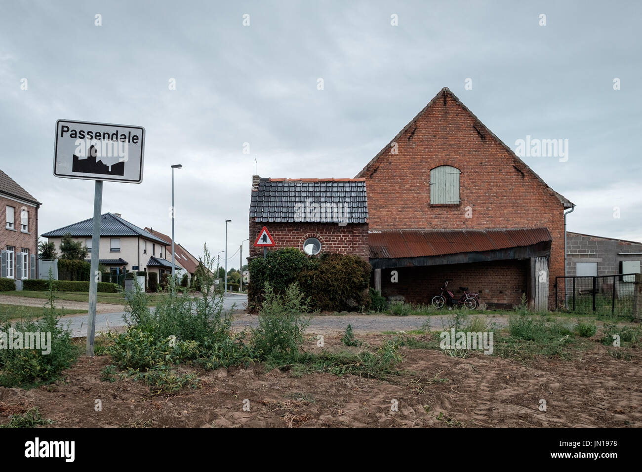 Bauernhof Haus und Dorf Eintrag Zeichen, Passendale. Stockfoto