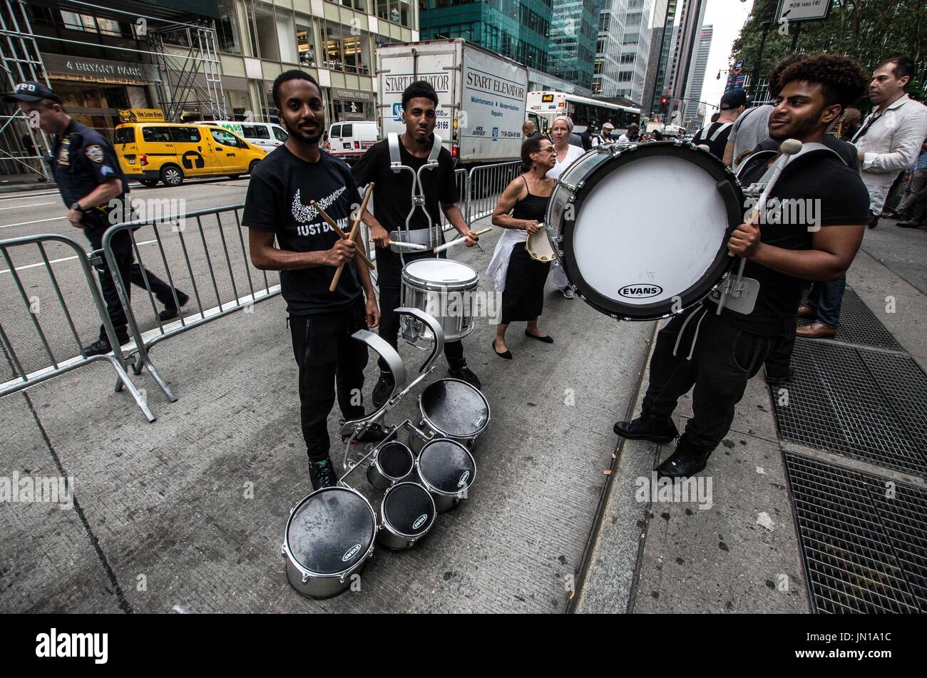 New York, New York, USA. 29. Juli 2017. (Foto: Sachelle Babbar) Protest in der Politik des Trump Verwaltungs- und Bedrohungen zu verschiedenen Gemeinden in Amerika, Künstler, Aktivisten und Community-Mitglieder nahmen an einer Demonstration der Solidarität bringen die Aufmerksamkeit zu den marginalisierten. Die Plattformen wurden: Respekt vor Leben, wirtschaftliche und soziale Gleichheit, Vielfalt und Freiheit der Meinungsäußerung. Die Teilnehmer zogen schweigend in weißer Kleidung, eine Hommage an die 1917 stillen Protest Parade. Verwandte Kunst war der Veranstalter. Die Silent Parade war ein stiller Protest-Marsch von 8.000-10 Stockfoto