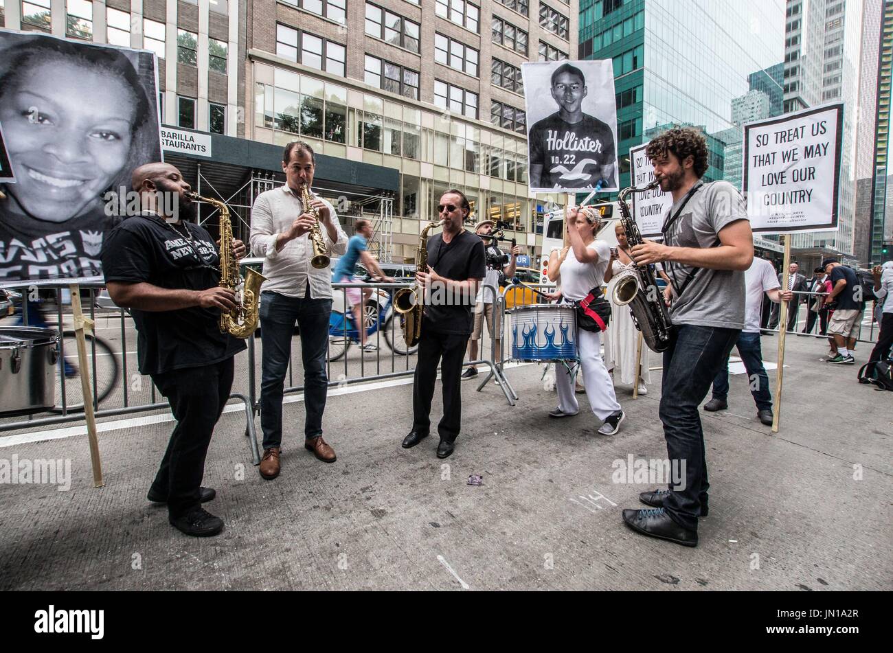 New York, New York, USA. 29. Juli 2017. (Foto: Sachelle Babbar) Protest in der Politik des Trump Verwaltungs- und Bedrohungen zu verschiedenen Gemeinden in Amerika, Künstler, Aktivisten und Community-Mitglieder nahmen an einer Demonstration der Solidarität bringen die Aufmerksamkeit zu den marginalisierten. Die Plattformen wurden: Respekt vor Leben, wirtschaftliche und soziale Gleichheit, Vielfalt und Freiheit der Meinungsäußerung. Die Teilnehmer zogen schweigend in weißer Kleidung, eine Hommage an die 1917 stillen Protest Parade. Verwandte Kunst war der Veranstalter. Die Silent Parade war ein stiller Protest-Marsch von 8.000-10 Stockfoto