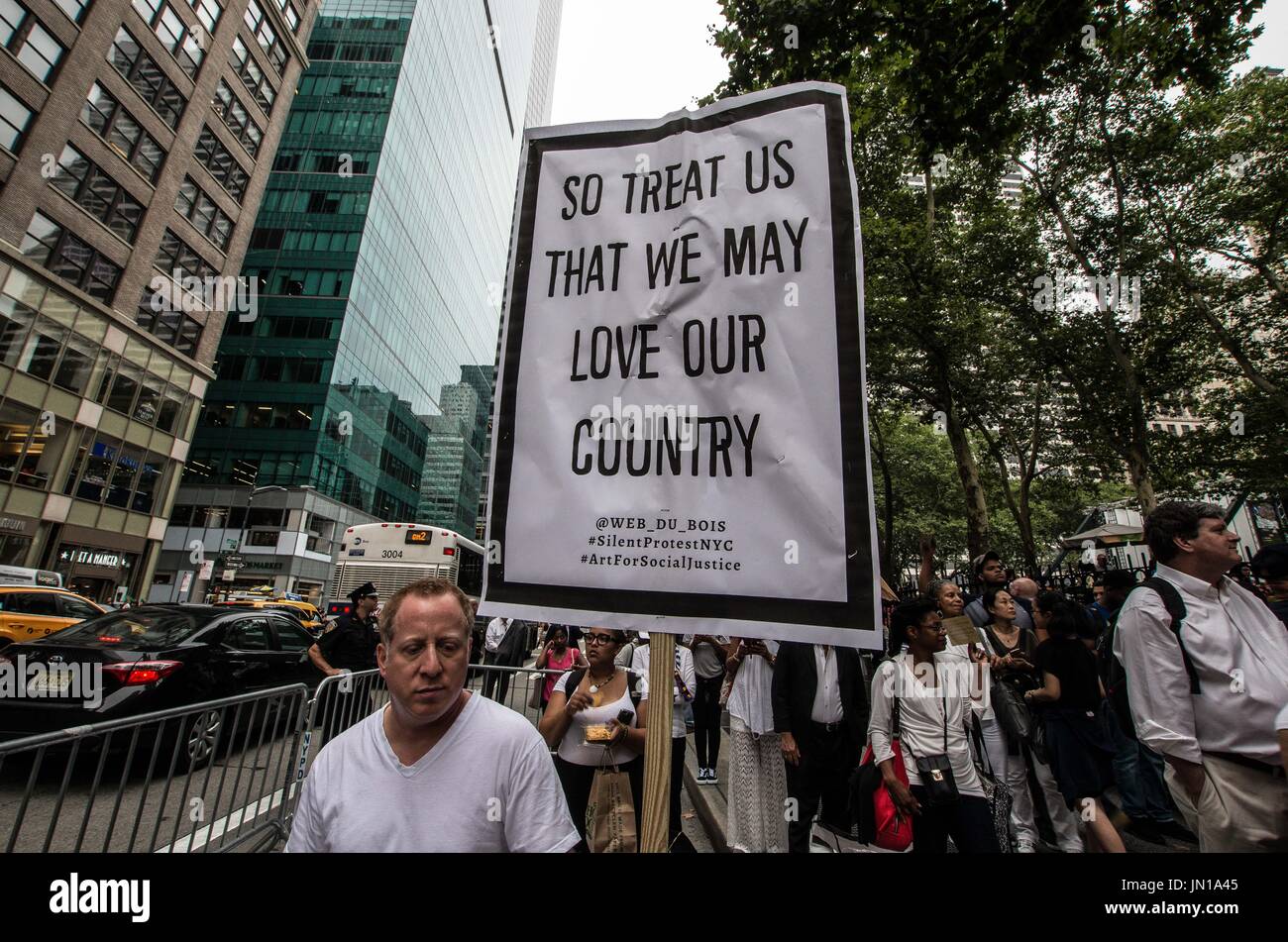 New York, New York, USA. 29. Juli 2017. (Foto: Sachelle Babbar) Protest in der Politik des Trump Verwaltungs- und Bedrohungen zu verschiedenen Gemeinden in Amerika, Künstler, Aktivisten und Community-Mitglieder nahmen an einer Demonstration der Solidarität bringen die Aufmerksamkeit zu den marginalisierten. Die Plattformen wurden: Respekt vor Leben, wirtschaftliche und soziale Gleichheit, Vielfalt und Freiheit der Meinungsäußerung. Die Teilnehmer zogen schweigend in weißer Kleidung, eine Hommage an die 1917 stillen Protest Parade. Verwandte Kunst war der Veranstalter. Die Silent Parade war ein stiller Protest-Marsch von 8.000-10 Stockfoto