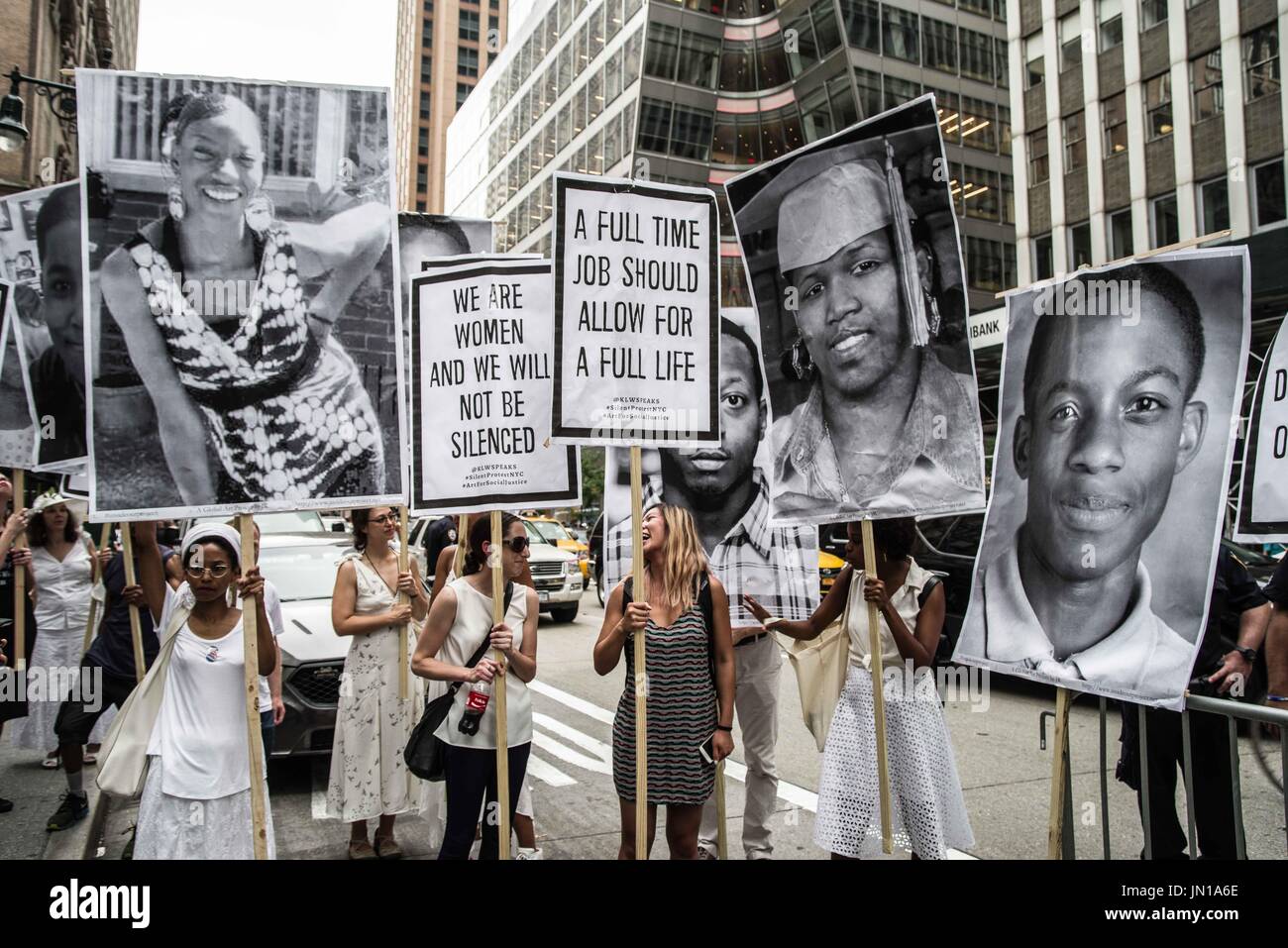 New York, New York, USA. 28. Juli 2017. (Foto: Sachelle Babbar) Protest in der Politik des Trump Verwaltungs- und Bedrohungen zu verschiedenen Gemeinden in Amerika, Künstler, Aktivisten und Community-Mitglieder nahmen an einer Demonstration der Solidarität bringen die Aufmerksamkeit zu den marginalisierten. Die Plattformen wurden: Respekt vor Leben, wirtschaftliche und soziale Gleichheit, Vielfalt und Freiheit der Meinungsäußerung. Die Teilnehmer zogen schweigend in weißer Kleidung, eine Hommage an die 1917 stillen Protest Parade. Verwandte Kunst war der Veranstalter. Die Silent Parade war ein stiller Protest-Marsch von 8.000-10 Stockfoto