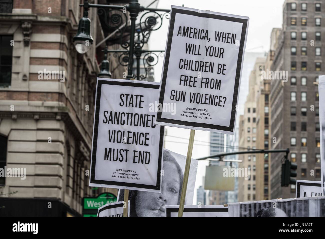 New York, New York, USA. 28. Juli 2017. (Foto: Sachelle Babbar) Protest in der Politik des Trump Verwaltungs- und Bedrohungen zu verschiedenen Gemeinden in Amerika, Künstler, Aktivisten und Community-Mitglieder nahmen an einer Demonstration der Solidarität bringen die Aufmerksamkeit zu den marginalisierten. Die Plattformen wurden: Respekt vor Leben, wirtschaftliche und soziale Gleichheit, Vielfalt und Freiheit der Meinungsäußerung. Die Teilnehmer zogen schweigend in weißer Kleidung, eine Hommage an die 1917 stillen Protest Parade. Verwandte Kunst war der Veranstalter. Die Silent Parade war ein stiller Protest-Marsch von 8.000-10 Stockfoto