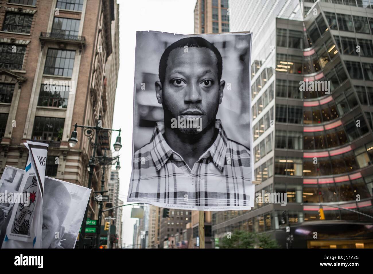 New York, New York, USA. 28. Juli 2017. (Foto: Sachelle Babbar) Foto des verstorbenen Kalief Browder. Protest in der Politik des Trump Verwaltungs- und Bedrohungen zu verschiedenen Gemeinden in Amerika, Künstler, Aktivisten und Community-Mitglieder nahmen an einer Demonstration der Solidarität bringen die Aufmerksamkeit zu den marginalisierten. Die Plattformen wurden: Respekt vor Leben, wirtschaftliche und soziale Gleichheit, Vielfalt und Freiheit der Meinungsäußerung. Die Teilnehmer zogen schweigend in weißer Kleidung, eine Hommage an die 1917 stillen Protest Parade. Verwandte Kunst war der Veranstalter. Die Silent Parade Stockfoto
