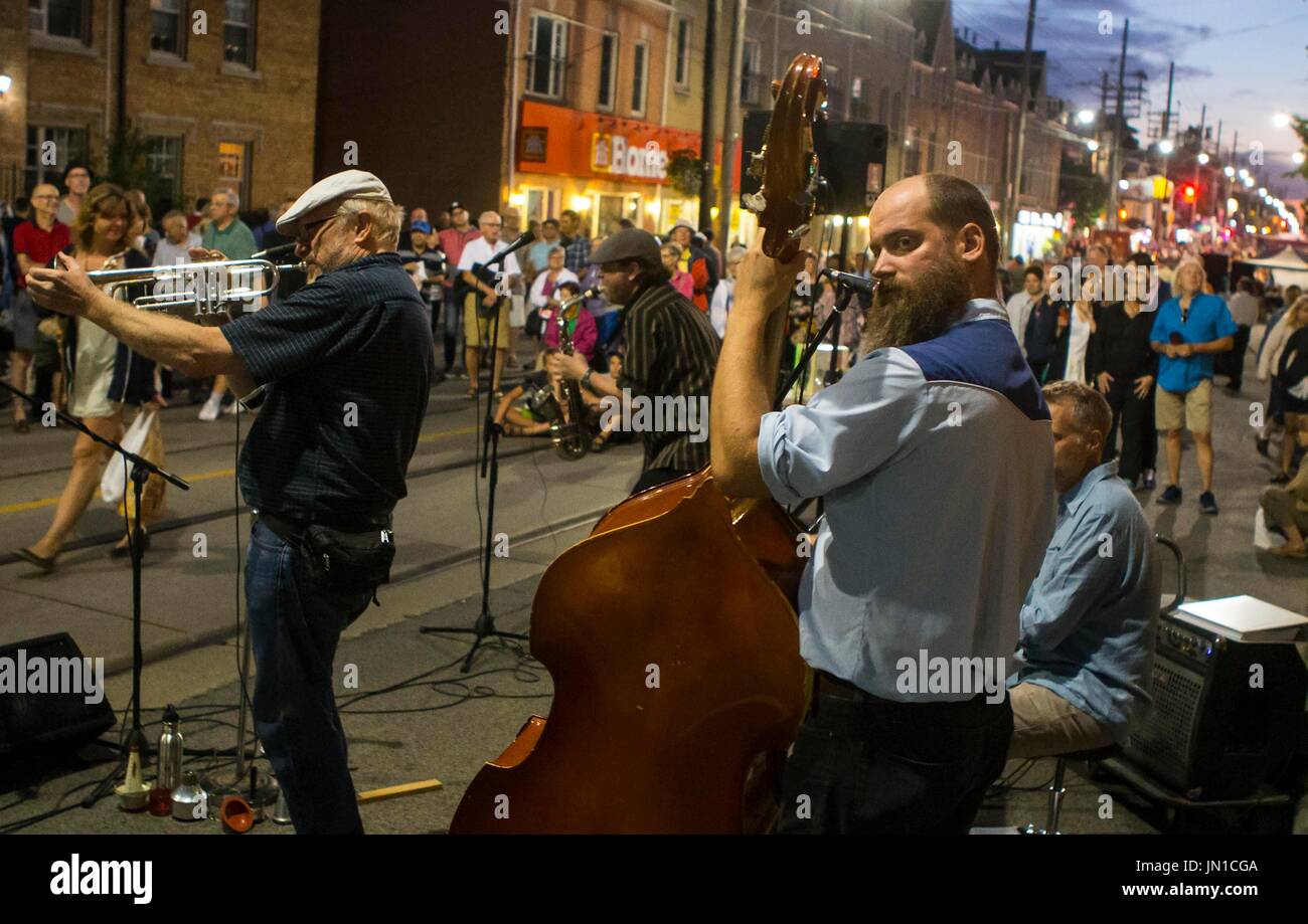 Toronto, Kanada. 28. Juli 2017. Eine Band spielt während der 2017 Strände International Jazz Festival Streetfest auf Queen Street East in Toronto, Kanada, 28. Juli 2017. Bildnachweis: Zou Zheng/Xinhua/Alamy Live-Nachrichten Stockfoto