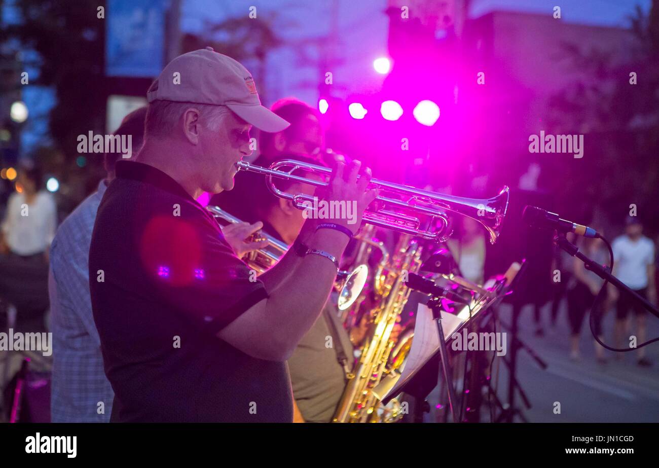 Toronto, Kanada. 28. Juli 2017. Eine Band spielt während der 2017 Strände International Jazz Festival Streetfest auf Queen Street East in Toronto, Kanada, 28. Juli 2017. Bildnachweis: Zou Zheng/Xinhua/Alamy Live-Nachrichten Stockfoto