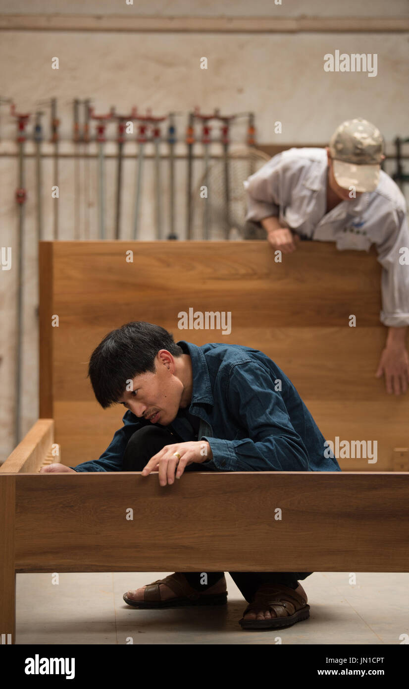 (170729)--HANGZHOU, 29. Juli 2017 (Xinhua)--Tischler Hu Bicheng (vorne) arbeitet in seinem Studio in Hangzhou, der ostchinesischen Provinz Zhejiang, 28. Juli 2017. HU Bicheng seine eigene Marke "Hu Bicheng Wood" im Jahr 2011 gegründet, inspiriert von Möbeln in den 1950er und 1960er Jahren zu erwerben. Chinas Möbelindustrie ist eine neue Welle von unabhängigen Designer-Marken, vor allem in Städten wie Beijing, Shanghai und Hangzhou umfassend. Die neue Generation von Designern legt mehr Wert auf die zeitgenössischen Ausdruck der chinesischen Elemente hinzufügen kreative Impulse für die Möbelindustrie in China. (Xinhua Stockfoto