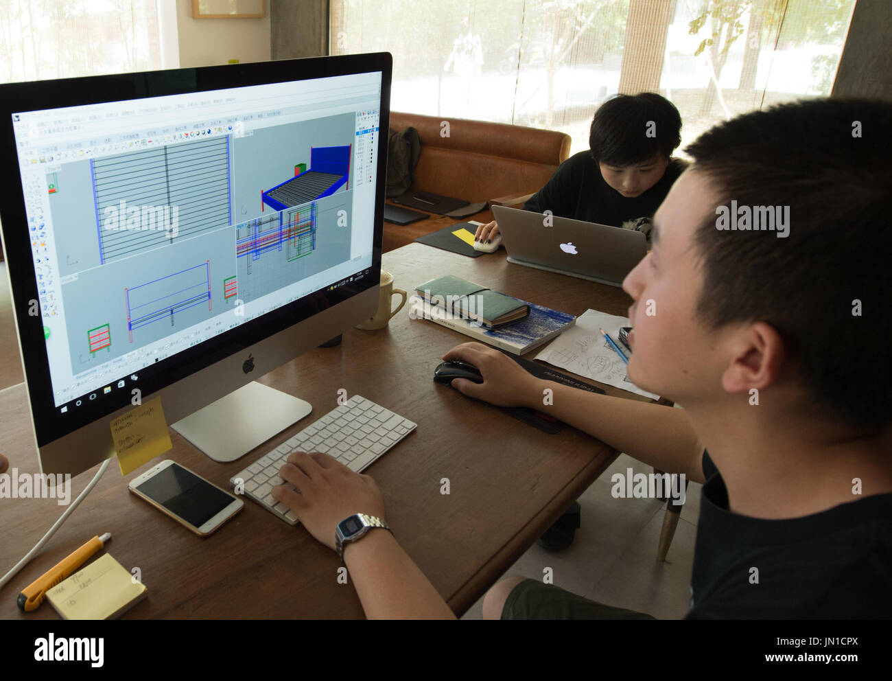 (170729)--HANGZHOU, 29. Juli 2017 (Xinhua)--Chen Weihua, Desinger 'Hu Bicheng Wood' Werke über mehrere neue Designs in Hangzhou, der ostchinesischen Provinz Zhejiang, 28. Juli 2017. Tischler Hu Bicheng seine eigene Marke "Hu Bicheng Holz" im Jahr 2011 gegründet, inspiriert von Möbeln in den 1950er und 1960er Jahren. Chinas Möbelindustrie ist eine neue Welle von unabhängigen Designer-Marken, vor allem in Städten wie Beijing, Shanghai und Hangzhou umfassend. Die neue Generation von Designern legt mehr Wert auf die zeitgenössischen Ausdruck der chinesischen Elemente, die Furni kreative Dynamik hinzufügen Stockfoto